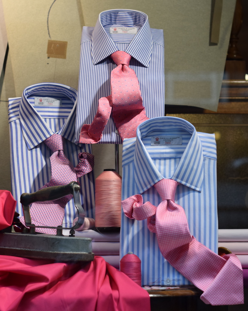 sammensaette lyseblaa skjorte og pink slips
