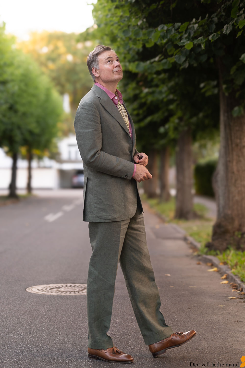 torsten grunwald i skræddersyet hørhabit